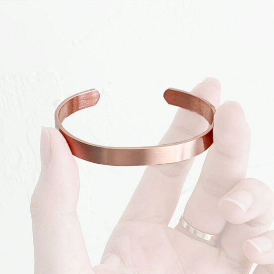 fashionable choice is the Sabona of Londen non magnetic Original Copper Bracelet that features a rose gold plating with a brushed finish that adds a great style match with the trends, while purest copper sits next to your skin for maximum benefit