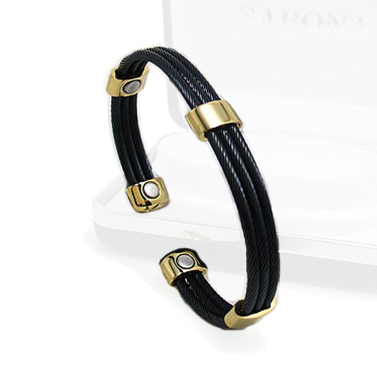 SABONA OF LONDON distinto modello rigido Trio Cable magnetico è realizzato a tre cavi intrecciati in acciaio inossidabile annerito ornato da raffinati collegamenti arrotondati dorati 18K in quali è incastonato un magnete permanente in Samario Cobalto. Un accessorio adattabile e elegante che si abbina alla perfezione con abiti casual o formali